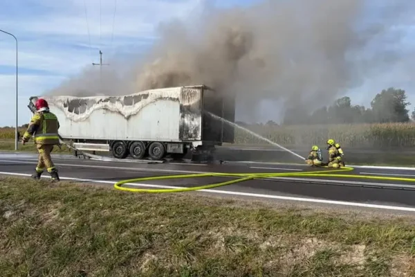 Pożar naczepy w Przytykach — siedem zastępów straży w akcji