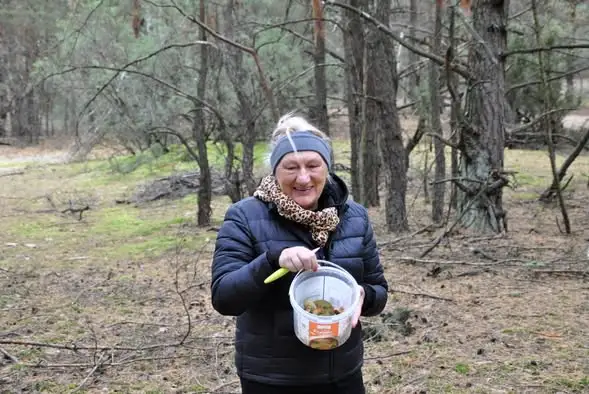 Seniorzy z Opola Lubelskiego na grzybobraniu w Borze