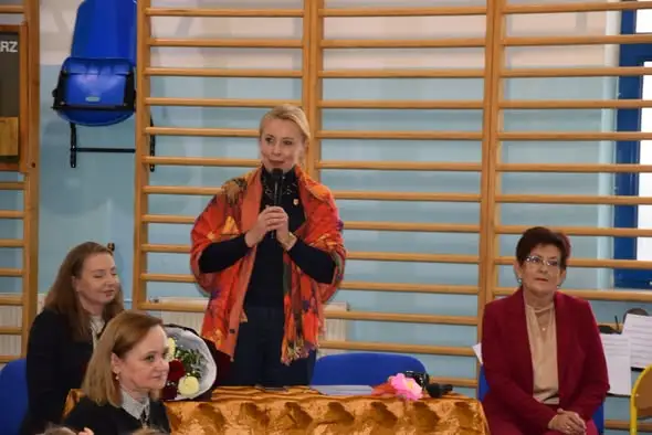 Ślubowanie pierwszoklasistów w Kraczewicach. 22 uczniów oficjalnie przyjętych do szkoły