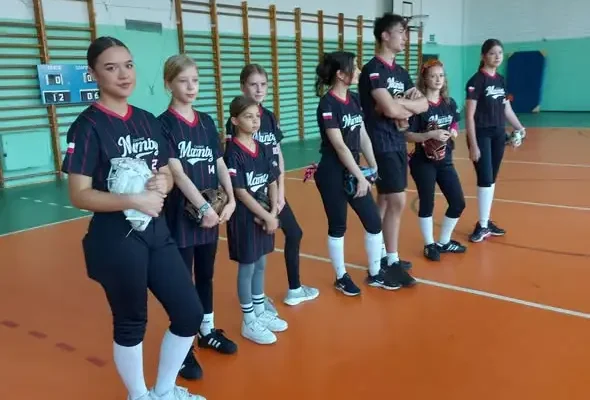 Czarne Mamby Poniatowa z wizytą w szkole – softball na żywo