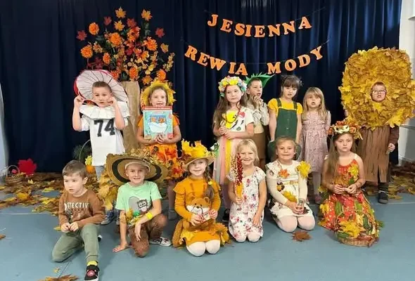 Jesienna Rewia Mody w przedszkolu w Chodlu – kolorowy pokaz na czerwonym dywanie