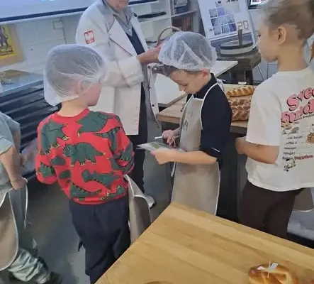 Uczniowie z Chodla piekli bułeczki w piekarni w Kraczewicach