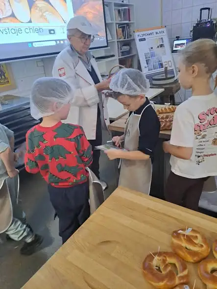 Uczniowie z Chodla piekli bułeczki w piekarni w Kraczewicach