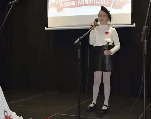 Laura Wojciechowska z Chodla laureatką konkursu piosenki patriotycznej w Puławach