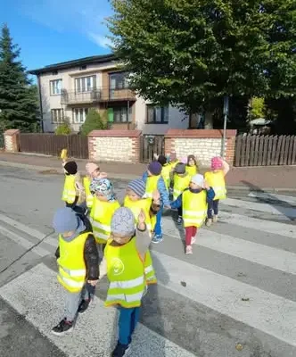 Edukacja drogowa w praktyce – przedszkolaki z Chodla uczyły się bezpieczeństwa na drodze