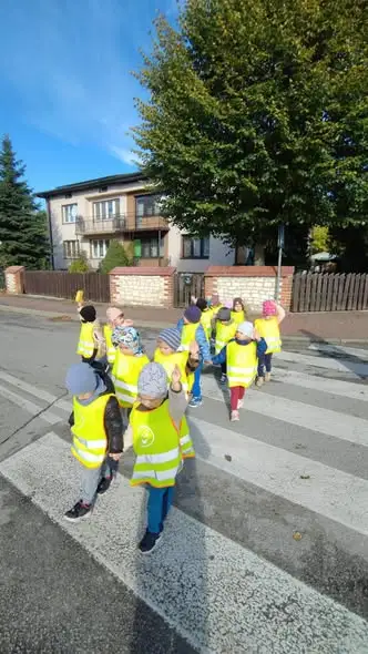 Edukacja drogowa w praktyce – przedszkolaki z Chodla uczyły się bezpieczeństwa na drodze
